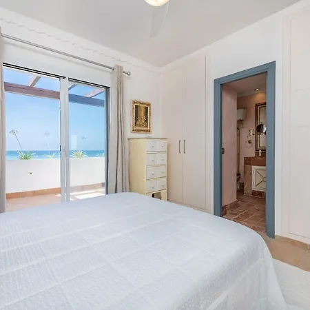 Wave Sounds, Bbq, Outdoor Dinner, Beachth Holiday home *